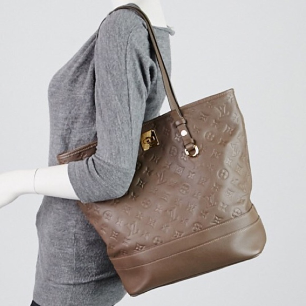 Louis Vuitton LEATHER TOTE AND POUCH BAG - Picture 2 of 11